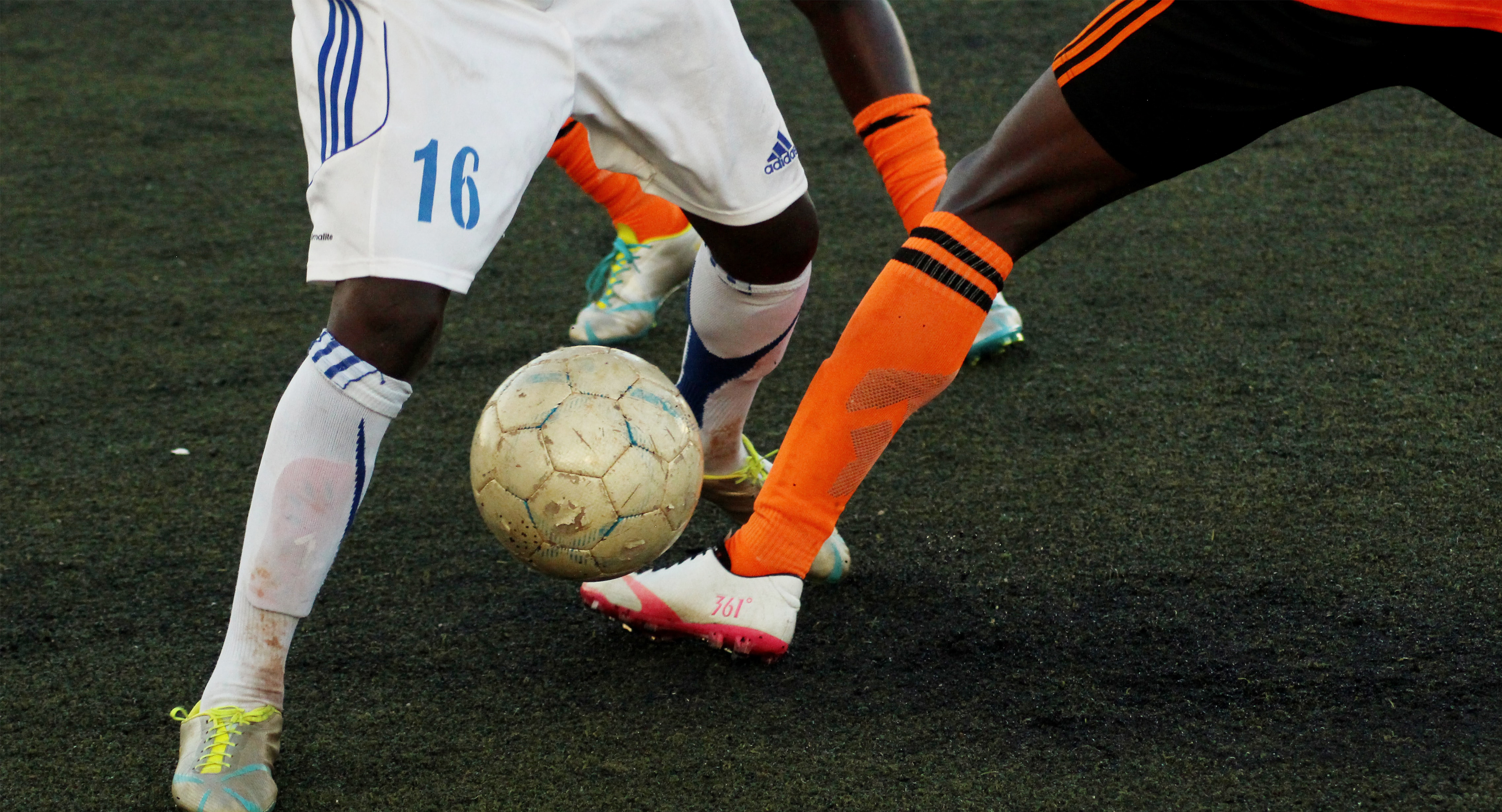 JOUEUR DE FOOT-BALLON-FOOT